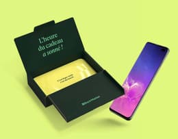 Image of a Samsung Galaxy S10 displayed alongside accessories and packaging.